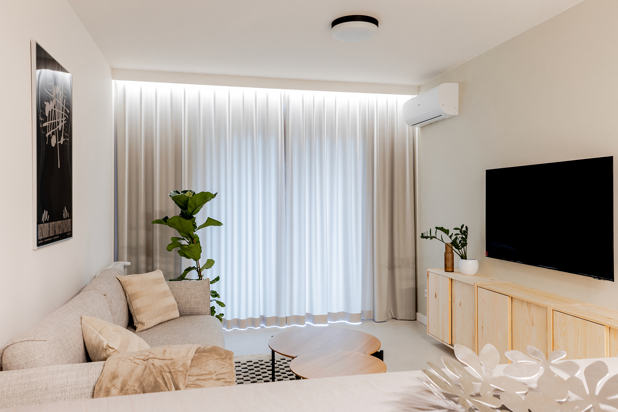 Zasłony dobrane kolorystycznie do całości, miękko otulają przestrzeń.